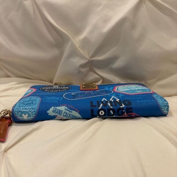 Dooney & Bourke Disney Vacation Club Wristlet Wallet Allover Print 2022 NWT - Picture 6 of 11